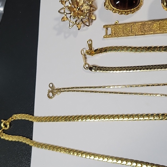 Elegant Gold Tone Jewelry Lot for Women - Picture 3 of 10